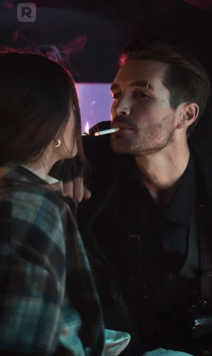 和烟一起点燃的，还有欲望