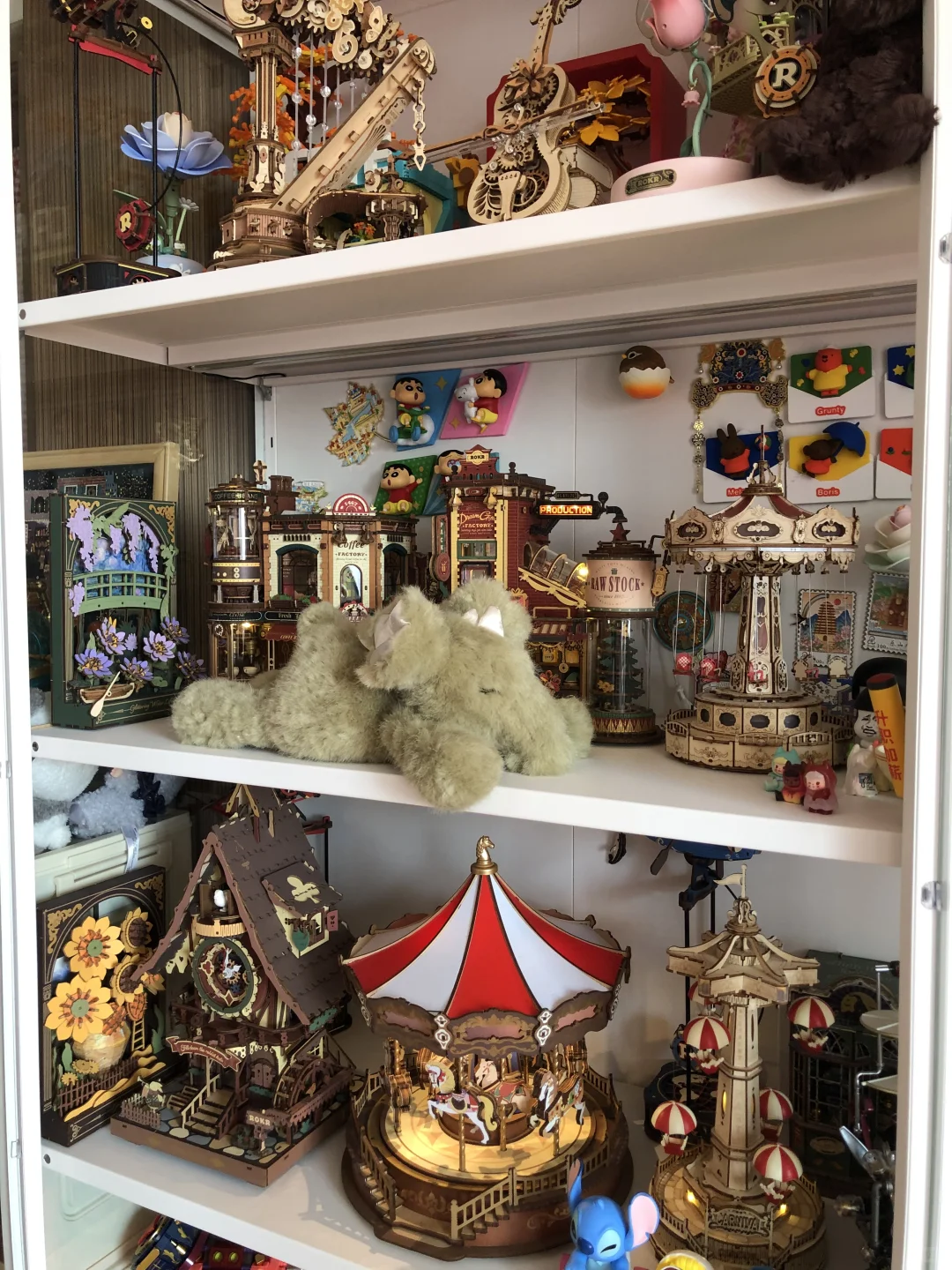 每晚睡前😴都会在玩具柜前🎠站一会儿！！！