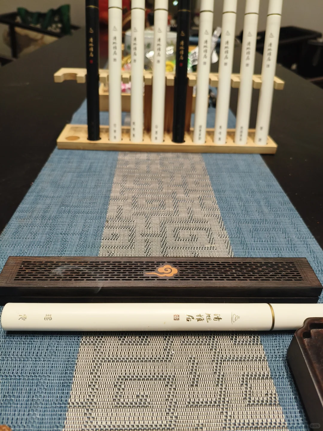 观水通禅意，闻香去染心