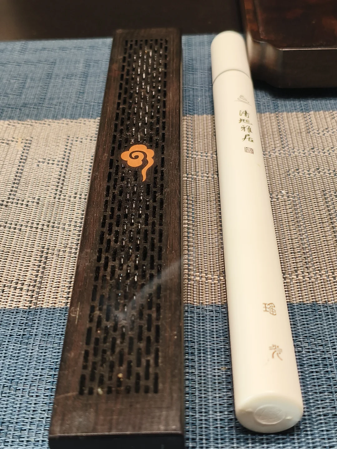 观水通禅意，闻香去染心