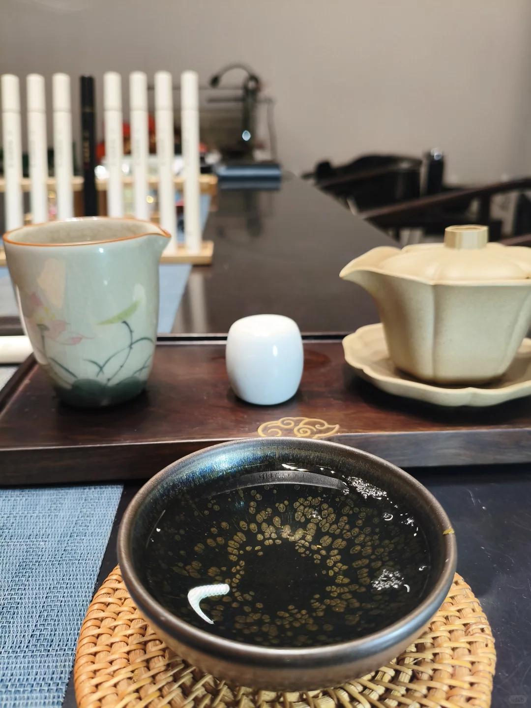 观水通禅意，闻香去染心