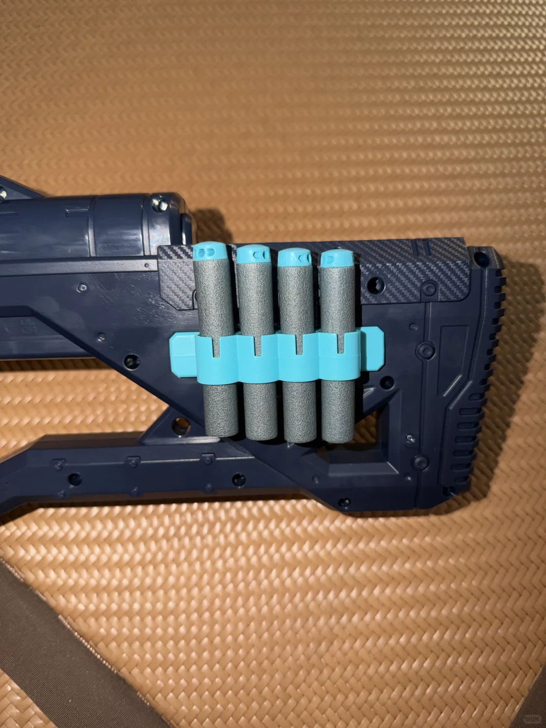 把你的玩具枪借给小孩玩