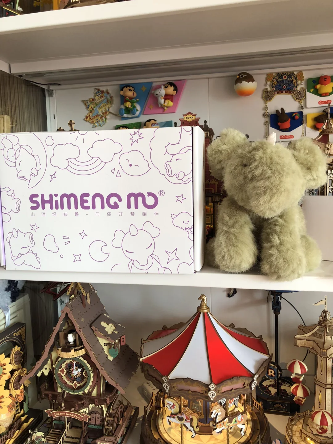 每晚睡前😴都会在玩具柜前🎠站一会儿！！！