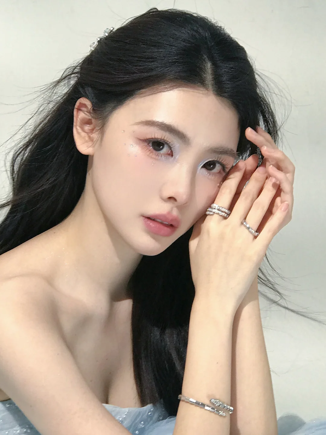 给演员钟雅婷化的蓝色碎钻氛围感妆