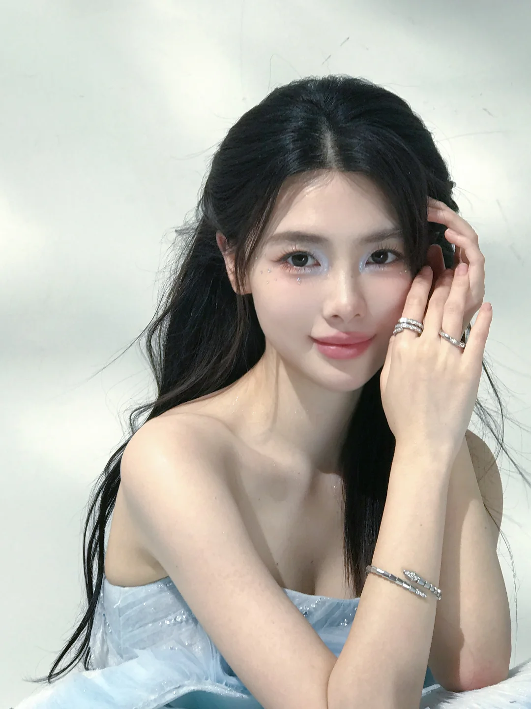 给演员钟雅婷化的蓝色碎钻氛围感妆