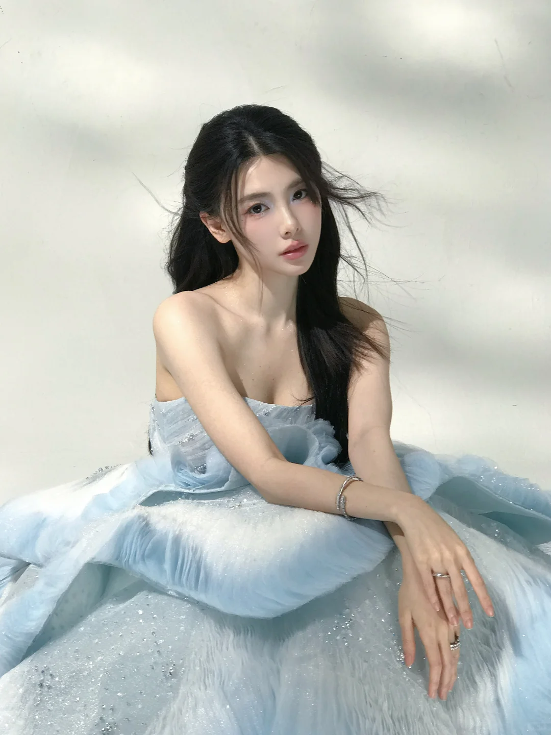 给演员钟雅婷化的蓝色碎钻氛围感妆