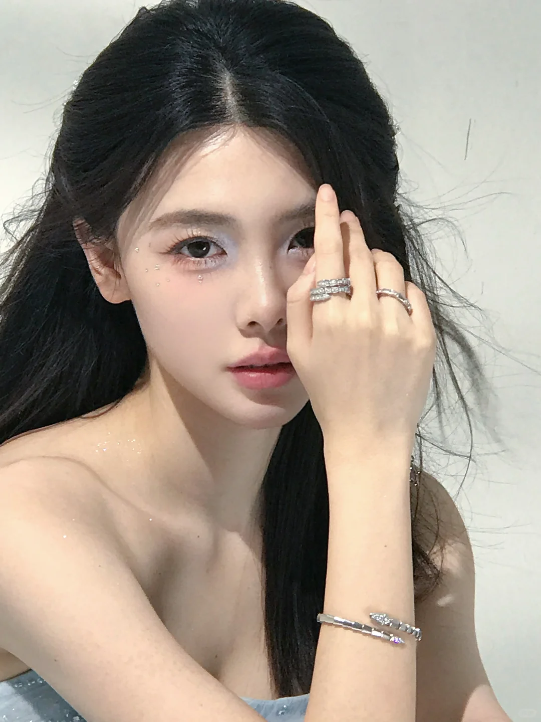 给演员钟雅婷化的蓝色碎钻氛围感妆