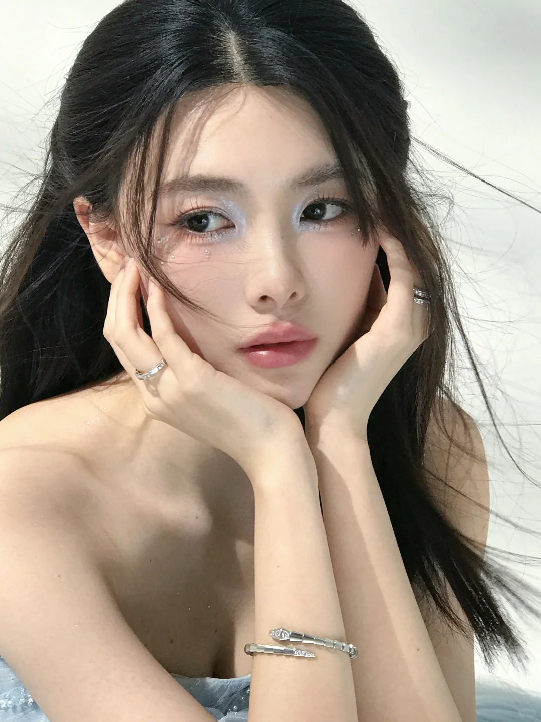 给演员钟雅婷化的蓝色碎钻氛围感妆