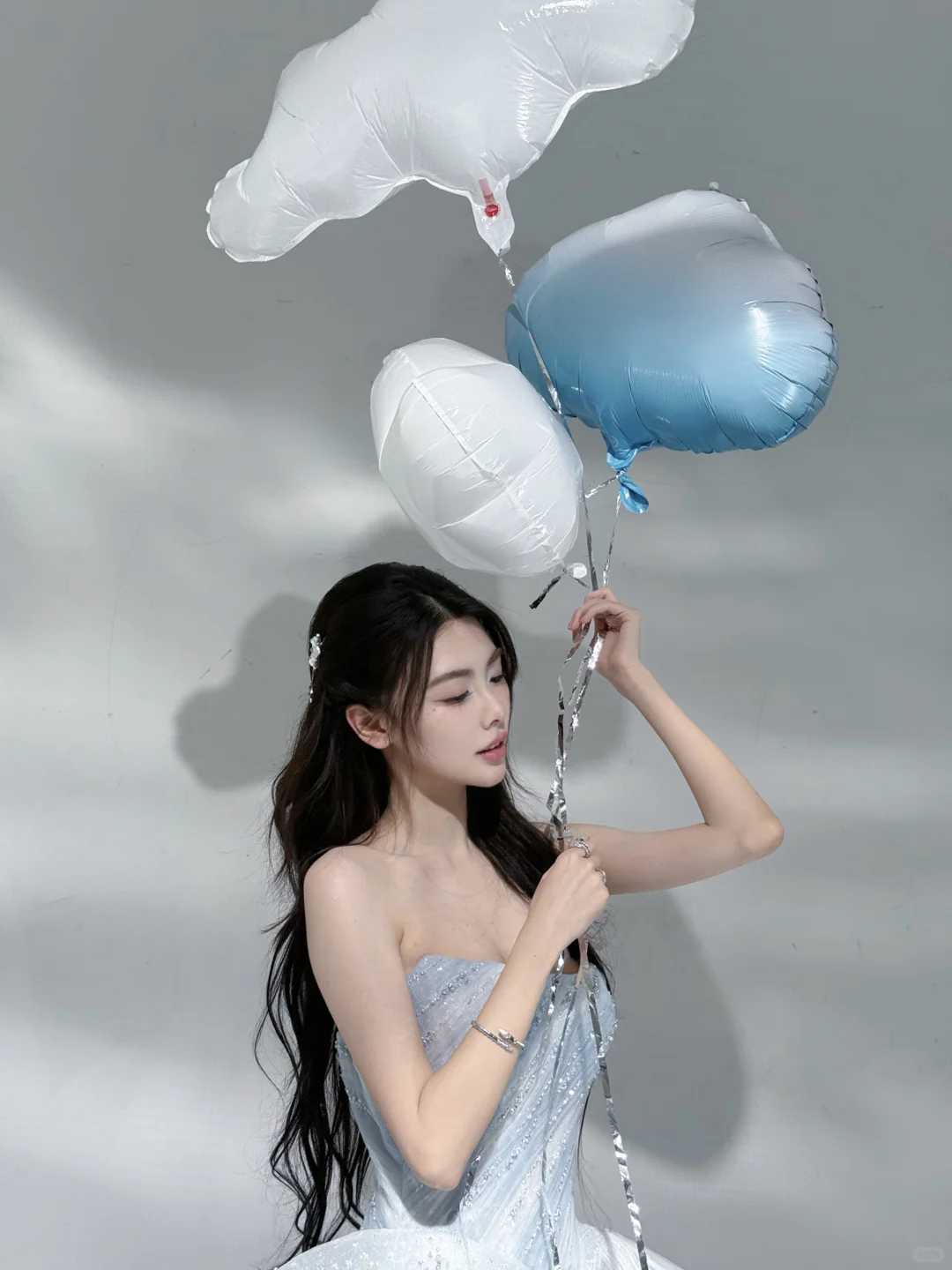 给演员钟雅婷化的蓝色碎钻氛围感妆