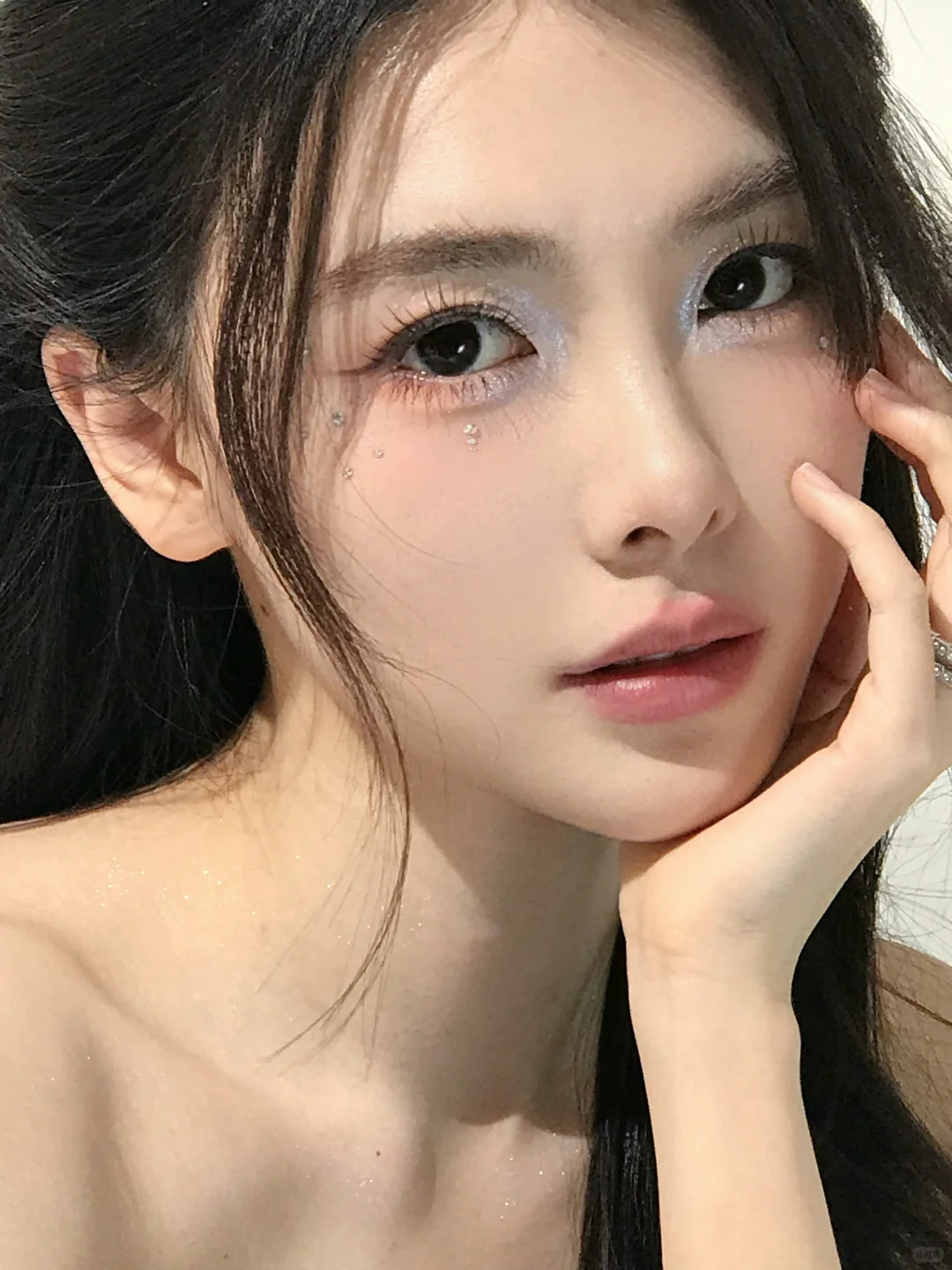 给演员钟雅婷化的蓝色碎钻氛围感妆