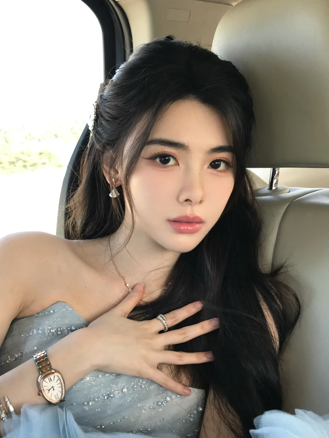 给演员钟雅婷化的蓝色碎钻氛围感妆