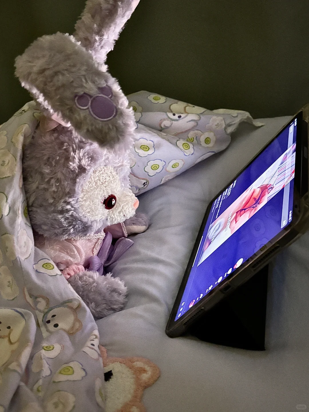 你是个躲被窝熬夜追剧的小宝宝～