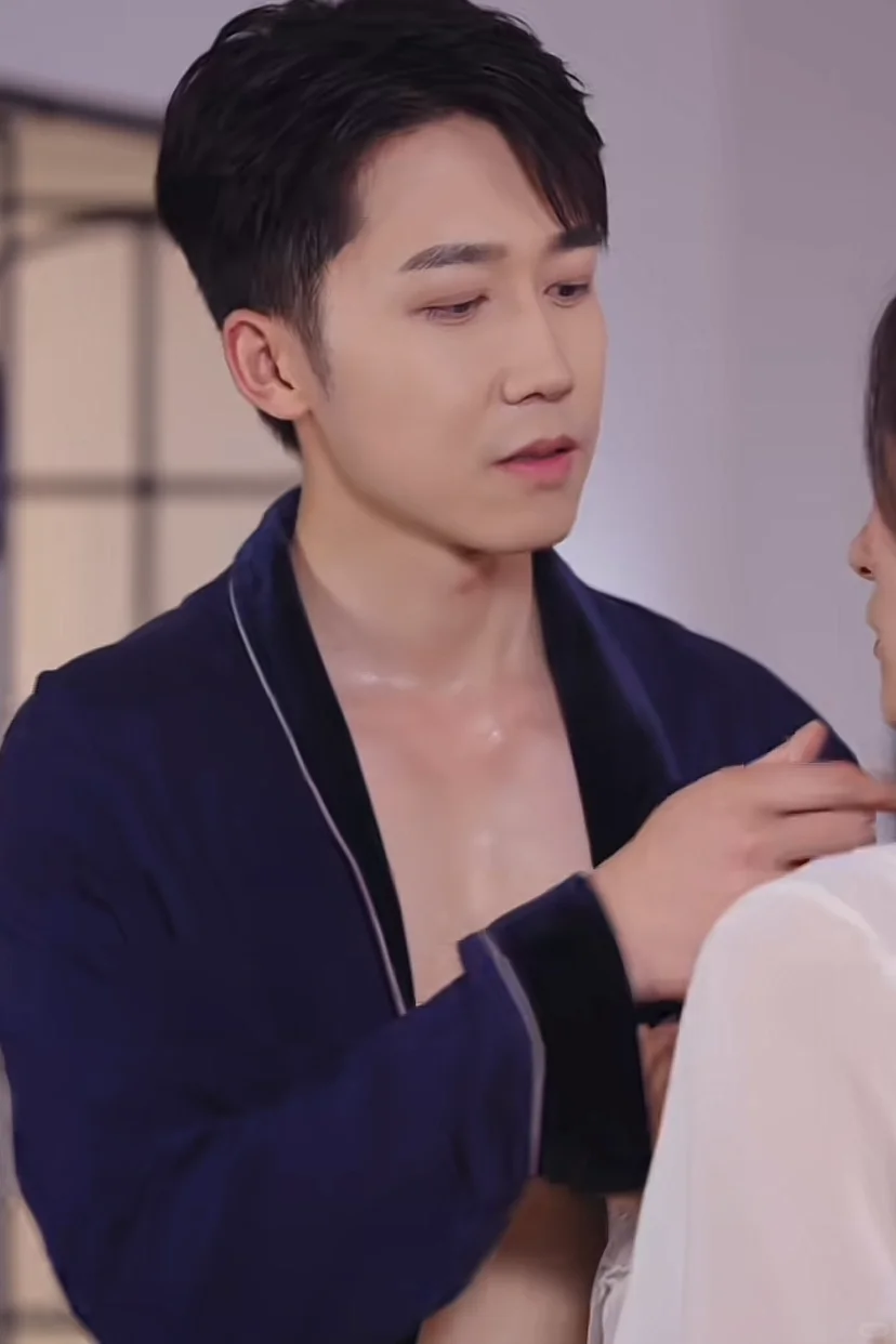 男主天天穿大v领🆘只为女主哈哈哈哈哈哈😂