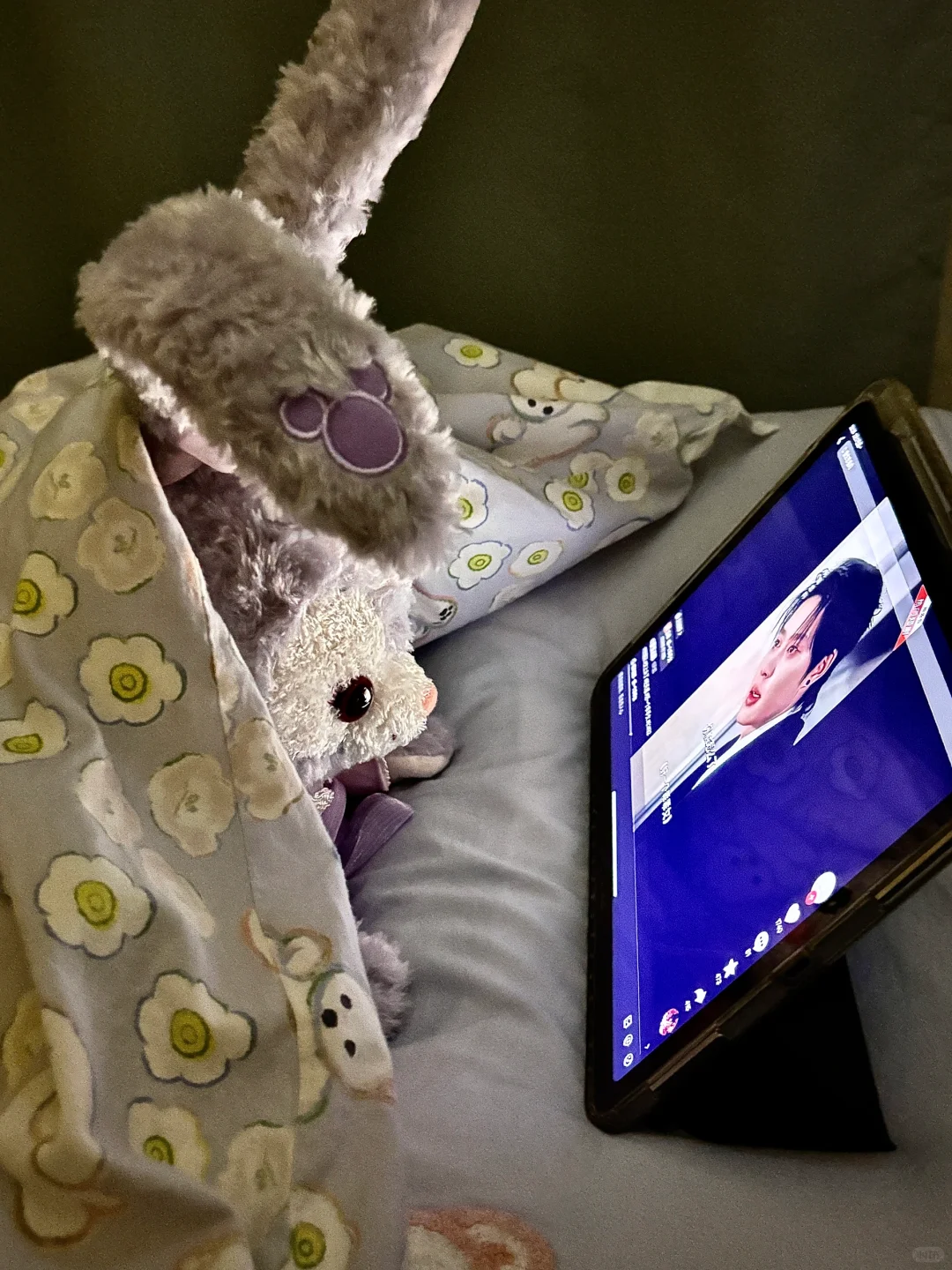 你是个躲被窝熬夜追剧的小宝宝～