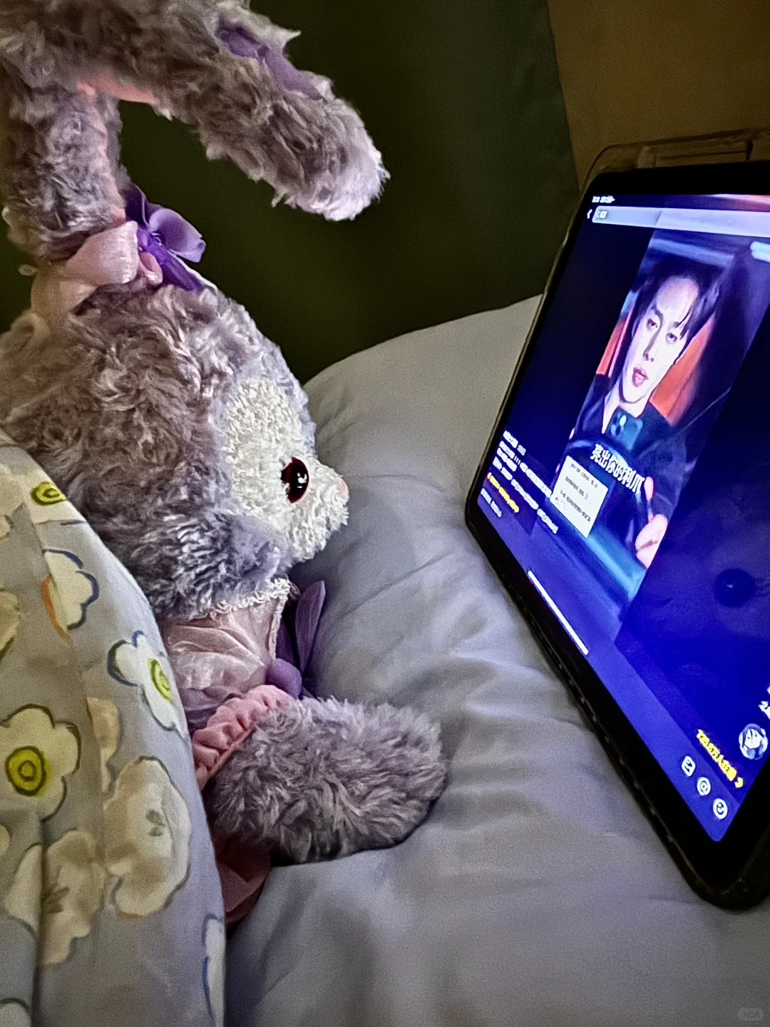 你是个躲被窝熬夜追剧的小宝宝～