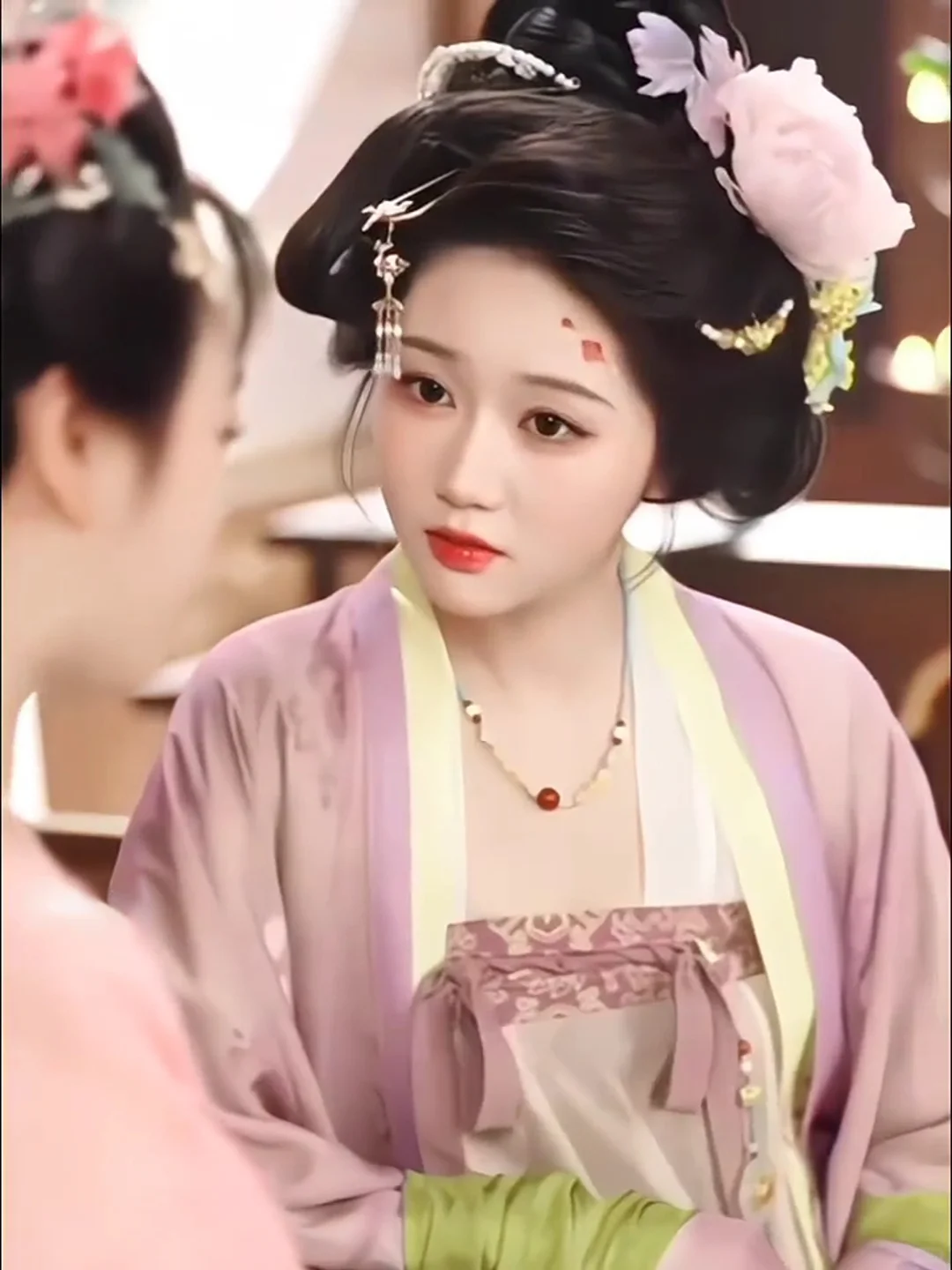 现在短剧的装造比有的横屏长剧还用心