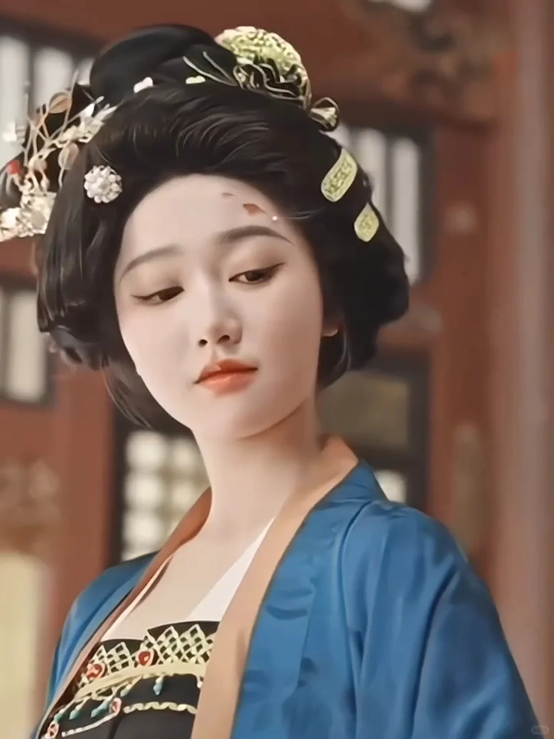 现在短剧的装造比有的横屏长剧还用心