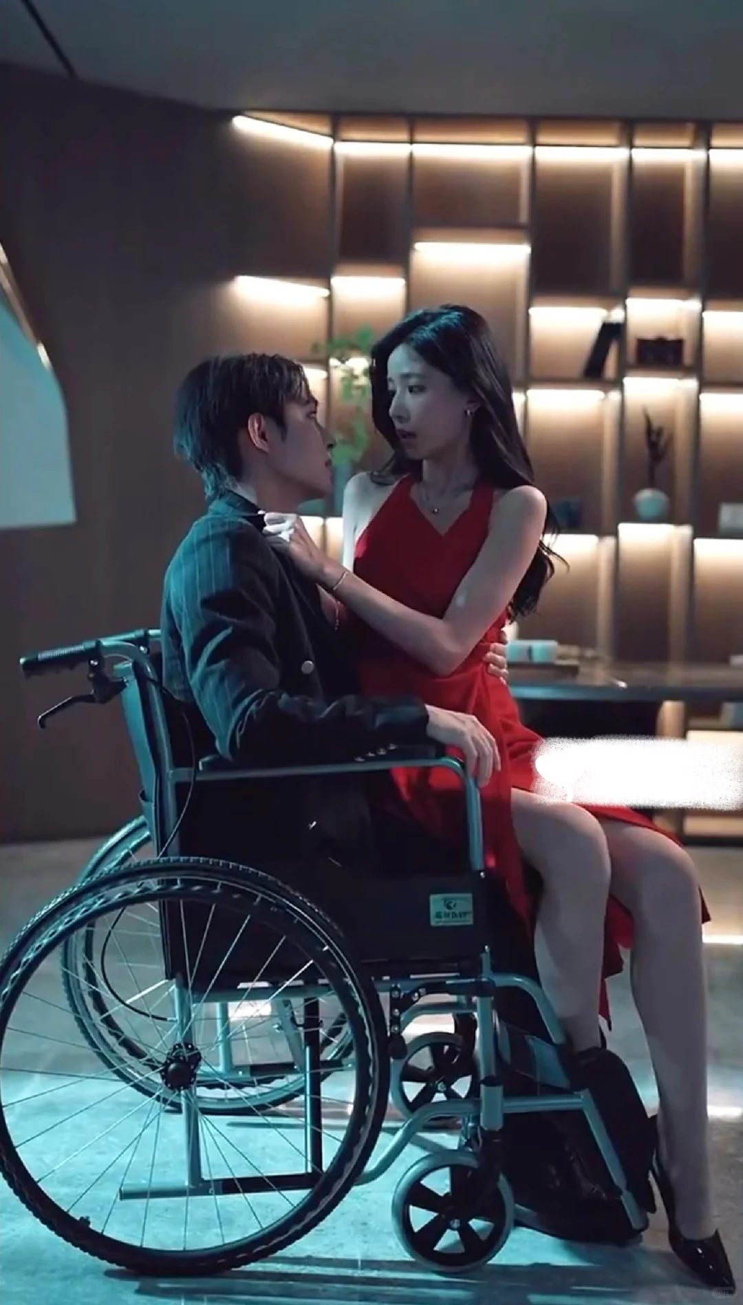 直球女主霸王硬上弓狂撩霸总!吻戏超多超欲