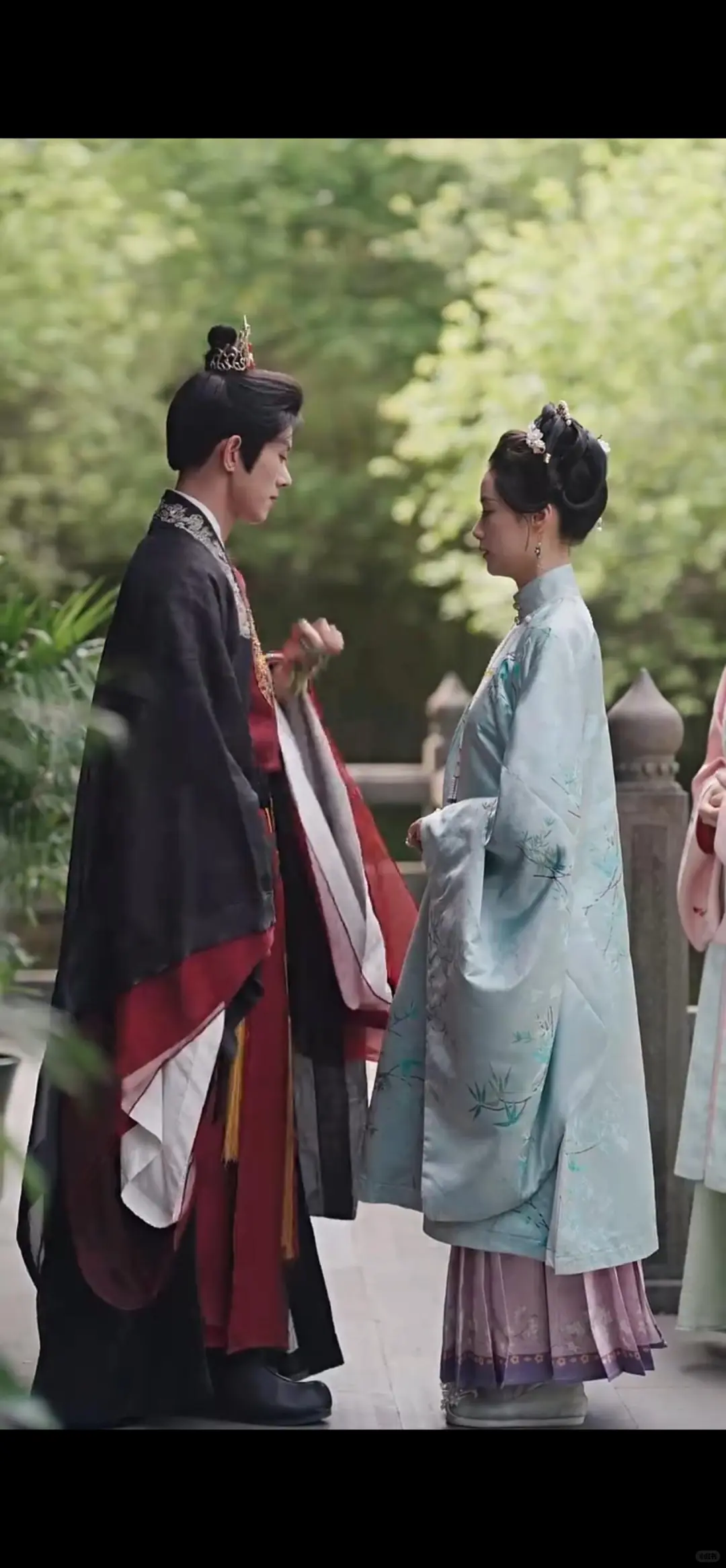 超爱此剧的服装，尤其男主那套淡紫色的