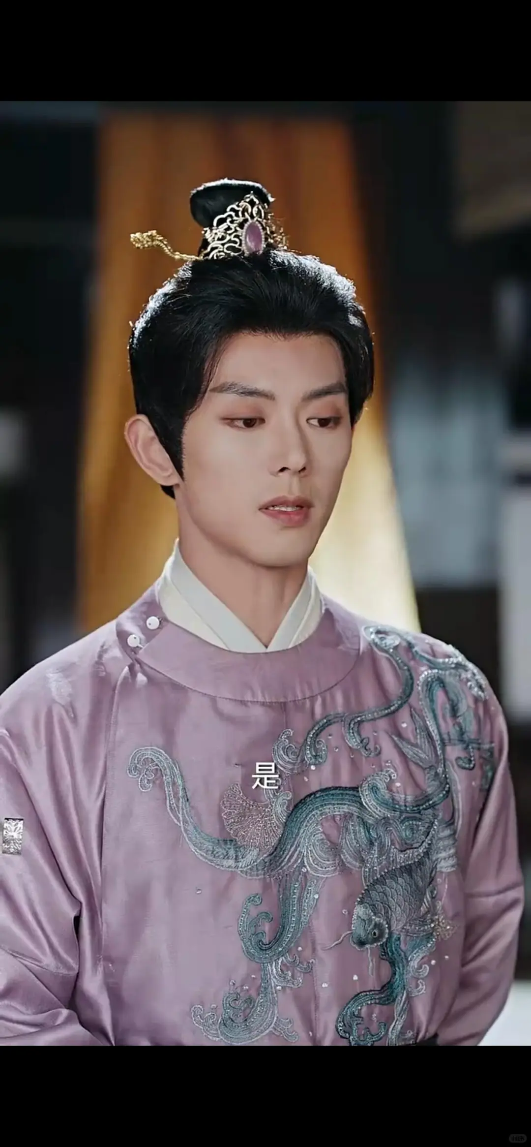 超爱此剧的服装，尤其男主那套淡紫色的