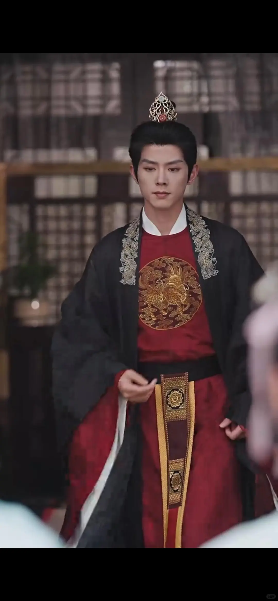 超爱此剧的服装，尤其男主那套淡紫色的