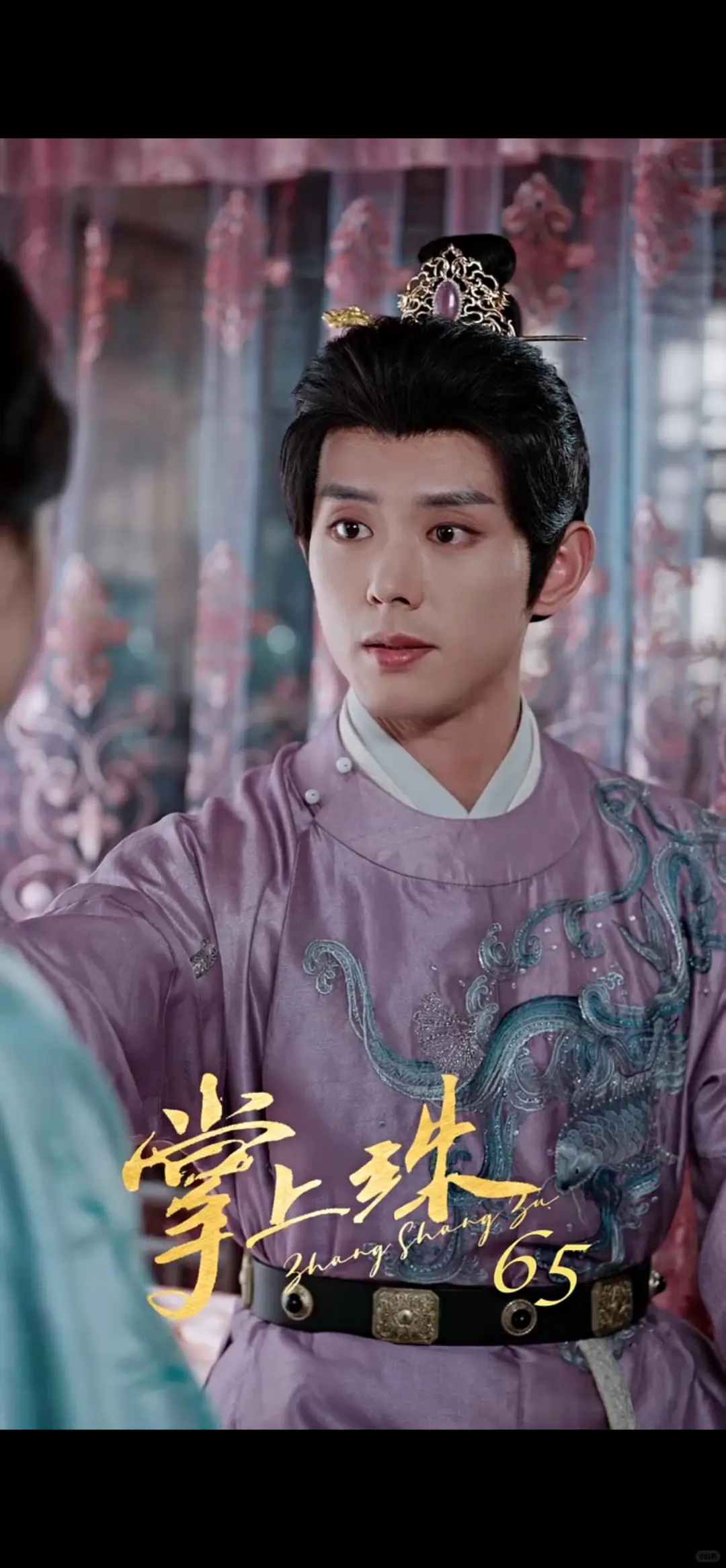 超爱此剧的服装，尤其男主那套淡紫色的