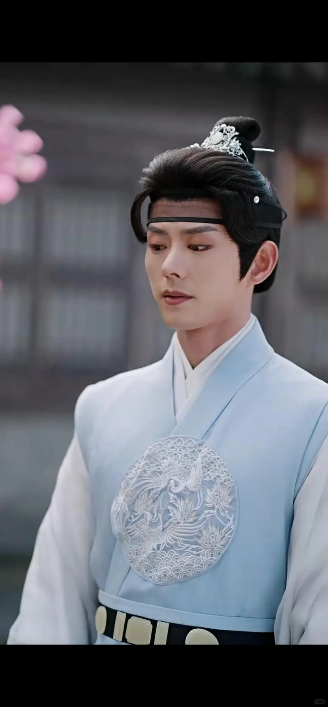 超爱此剧的服装，尤其男主那套淡紫色的