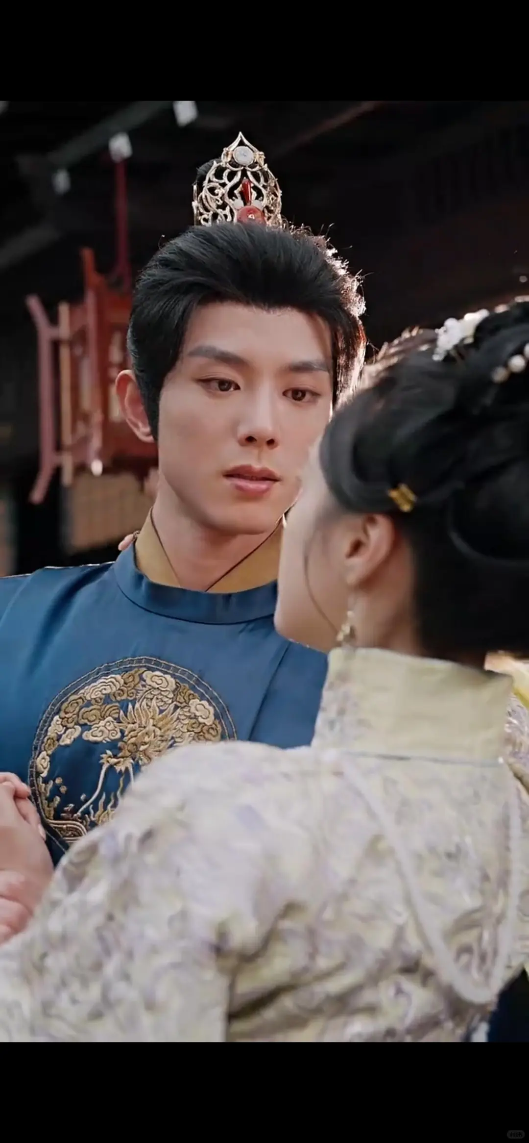 超爱此剧的服装，尤其男主那套淡紫色的