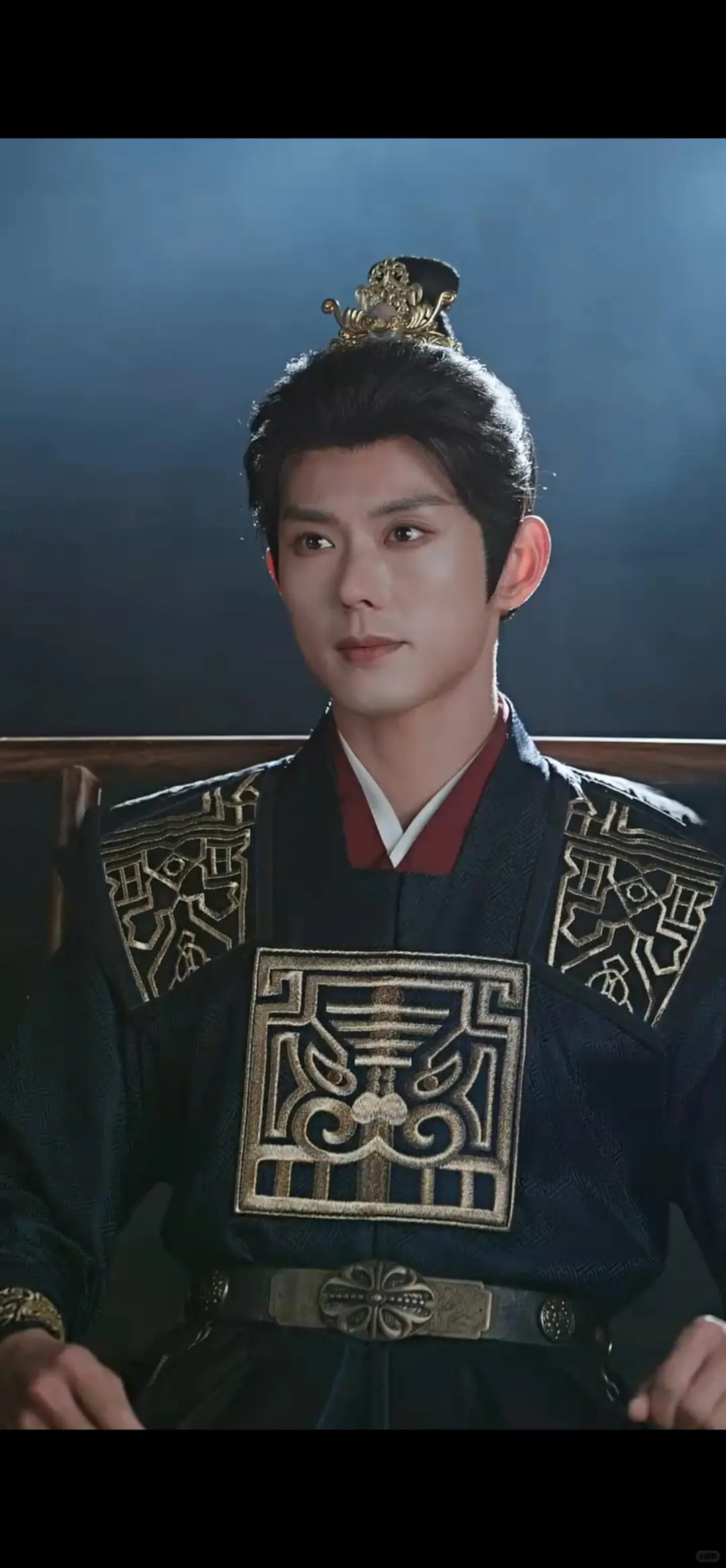 超爱此剧的服装，尤其男主那套淡紫色的