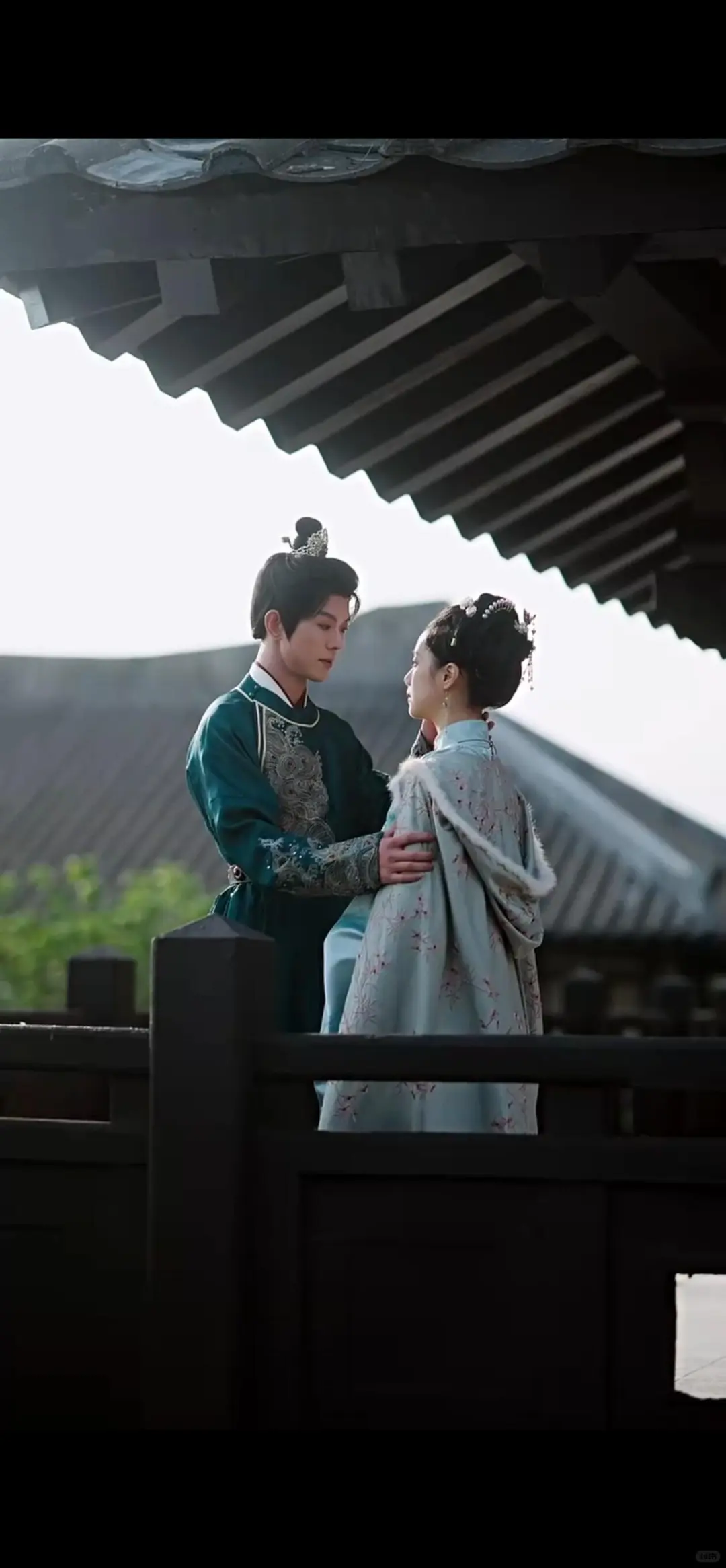 超爱此剧的服装，尤其男主那套淡紫色的