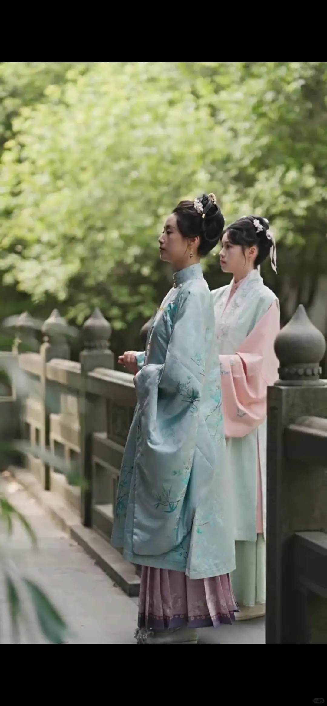 超爱此剧的服装，尤其男主那套淡紫色的