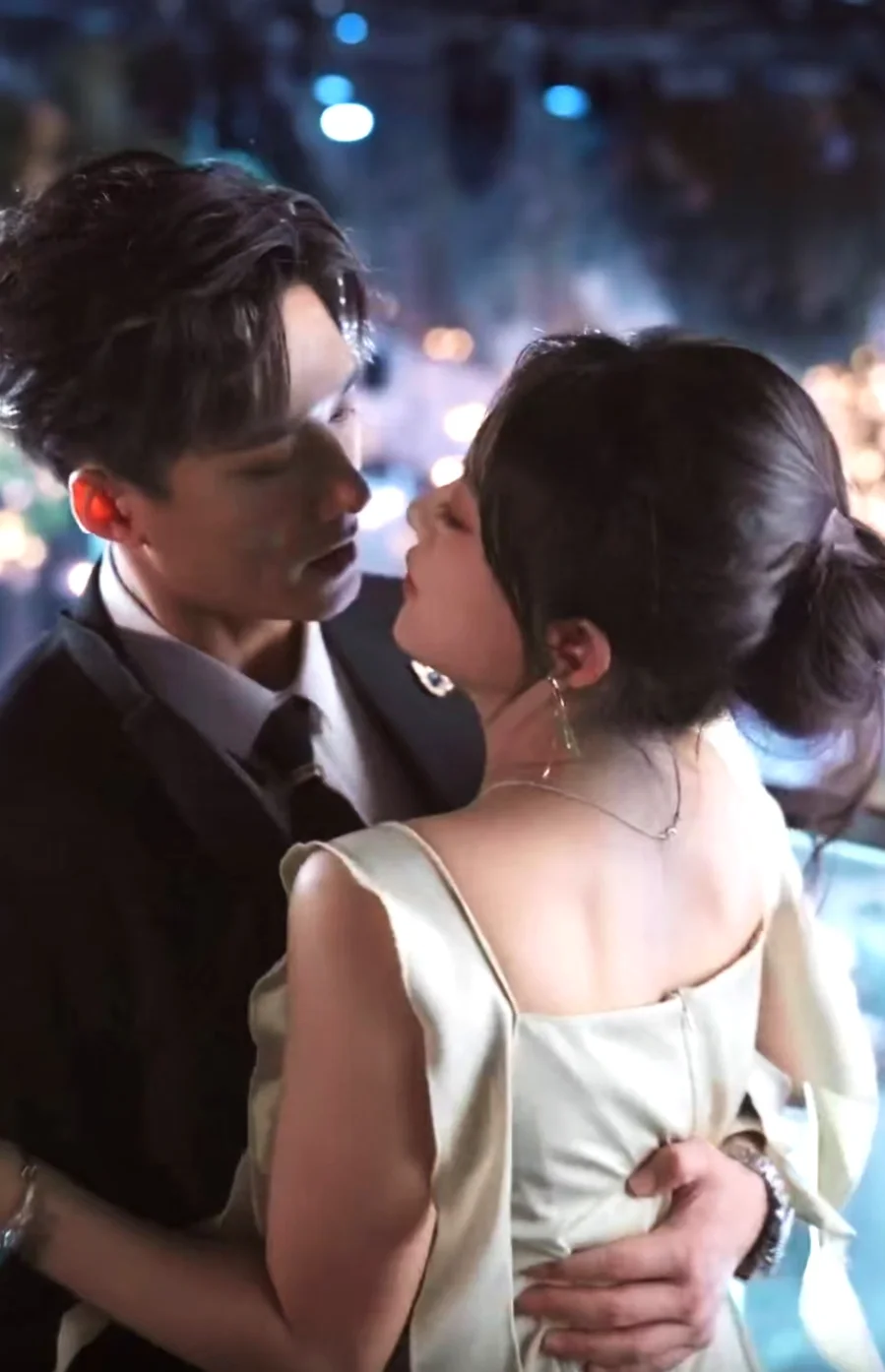 王皓祯&侯呈玥深情演绎悬疑甜宠情爱剧！