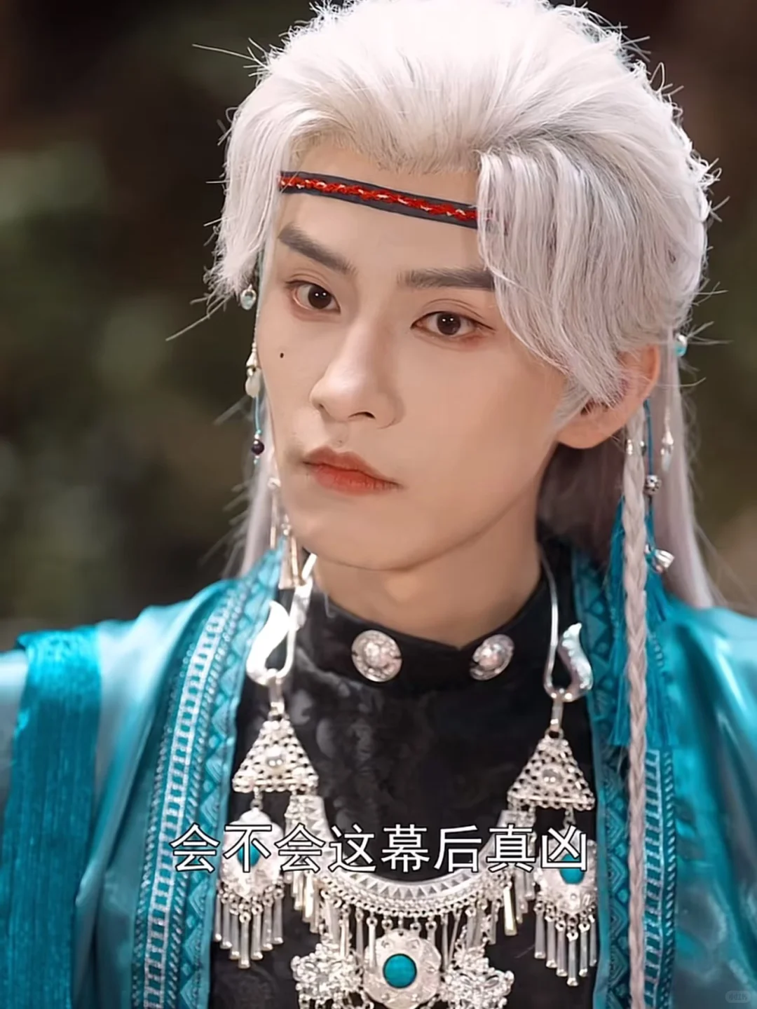 穿书炮灰的苟活指南：忽悠苗疆少主当保镖😌