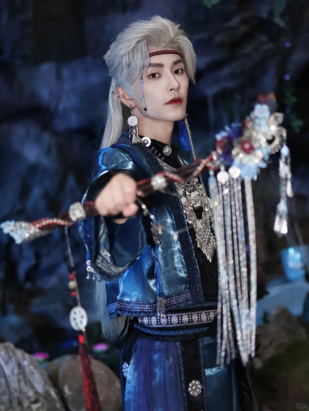 穿书炮灰的苟活指南：忽悠苗疆少主当保镖😌