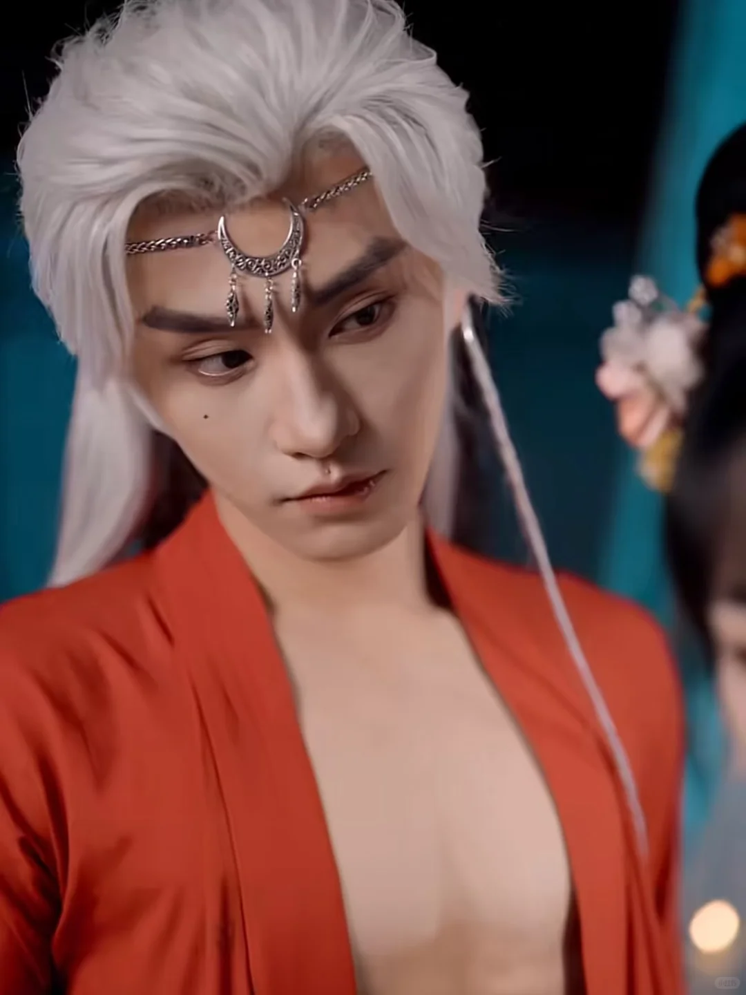 穿书炮灰的苟活指南：忽悠苗疆少主当保镖😌