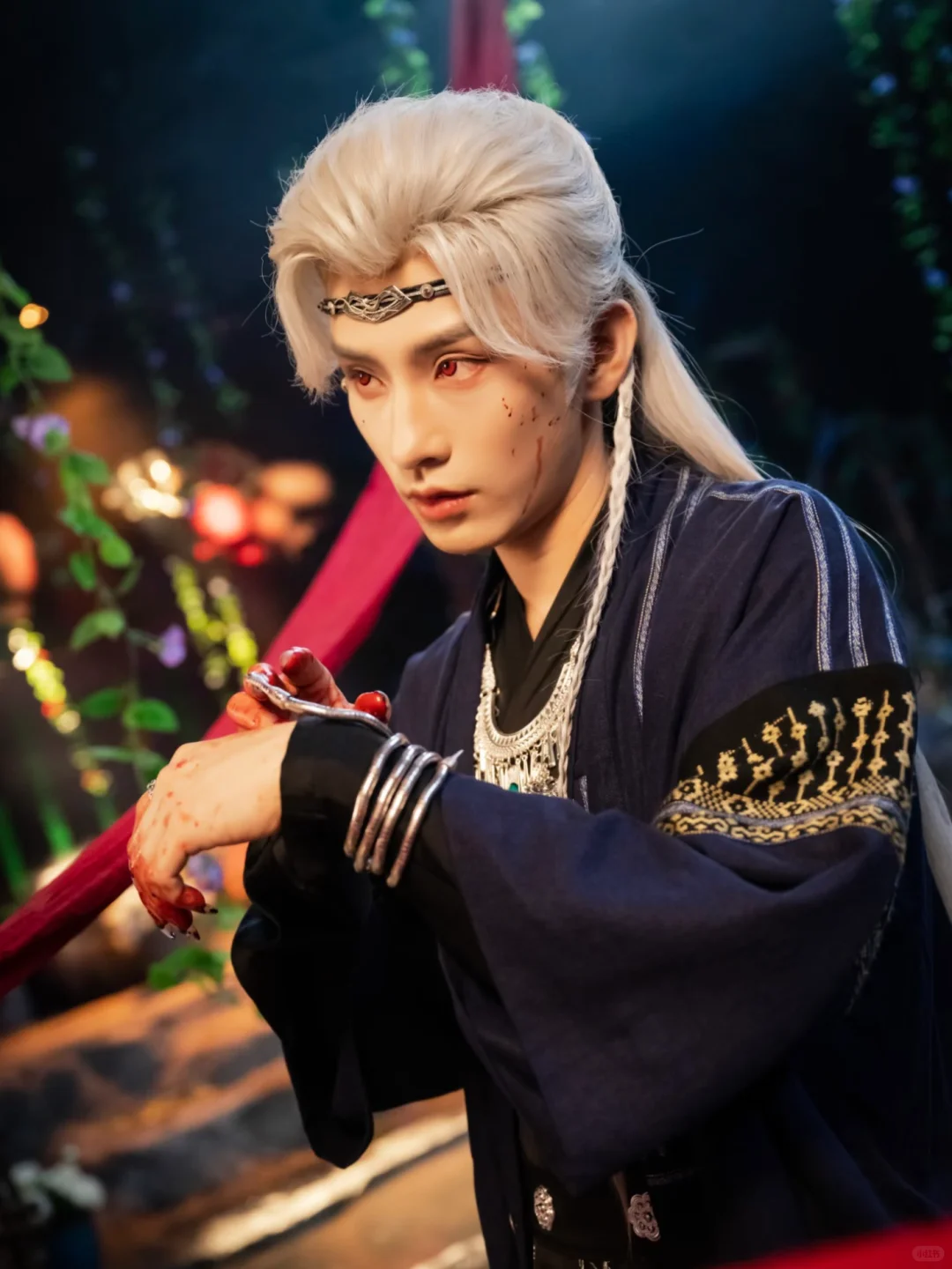 穿书炮灰的苟活指南：忽悠苗疆少主当保镖😌