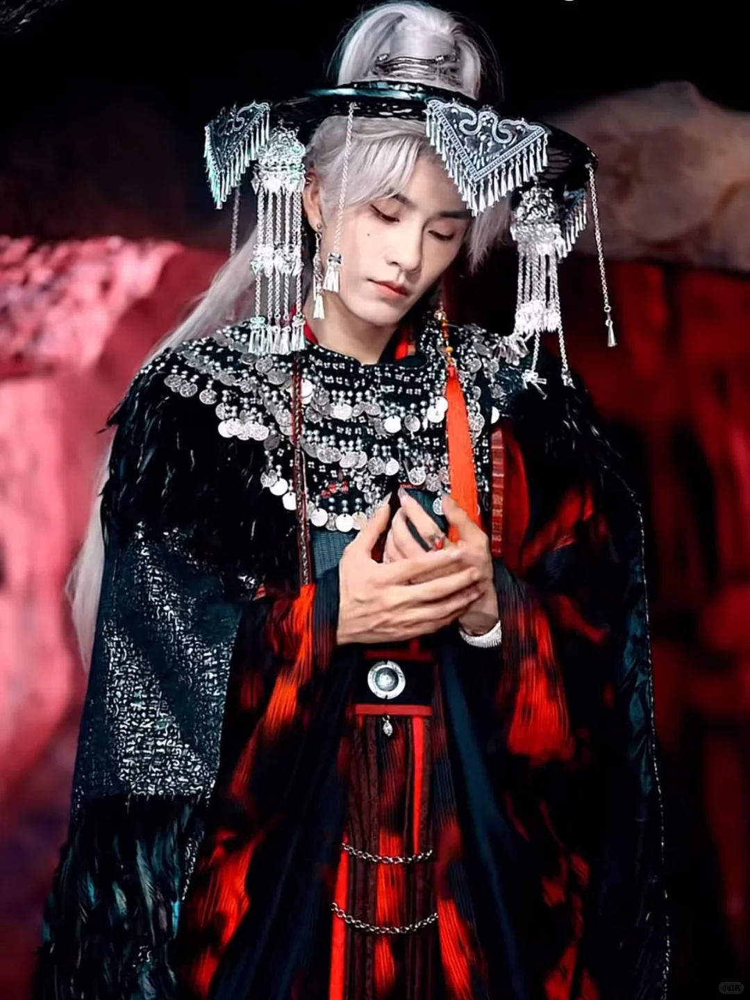 穿书炮灰的苟活指南：忽悠苗疆少主当保镖😌