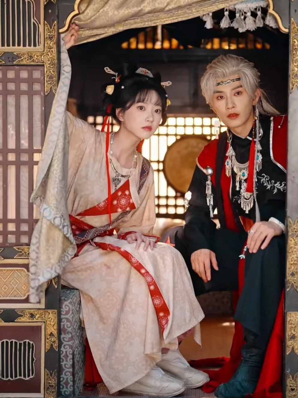 穿书炮灰的苟活指南：忽悠苗疆少主当保镖😌