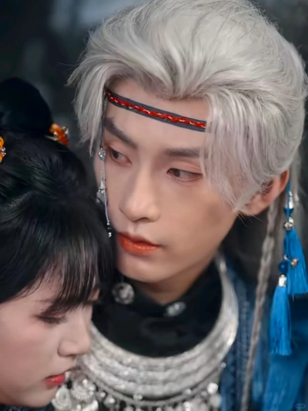 穿书炮灰的苟活指南：忽悠苗疆少主当保镖😌