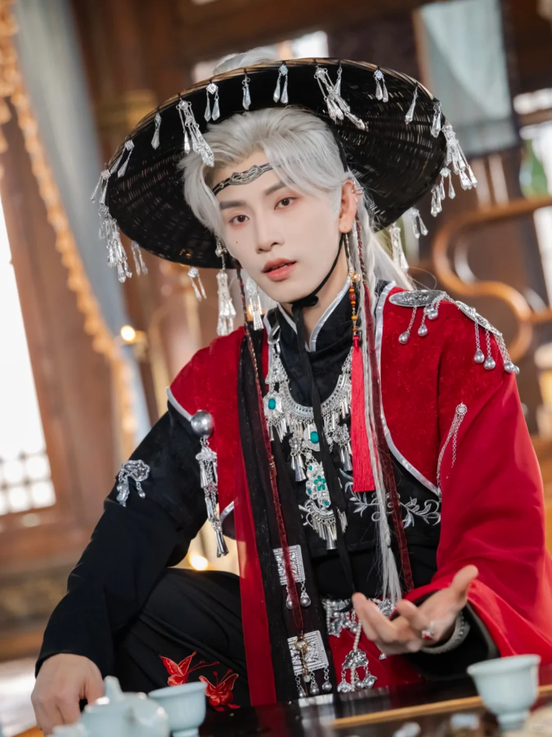 穿书炮灰的苟活指南：忽悠苗疆少主当保镖😌