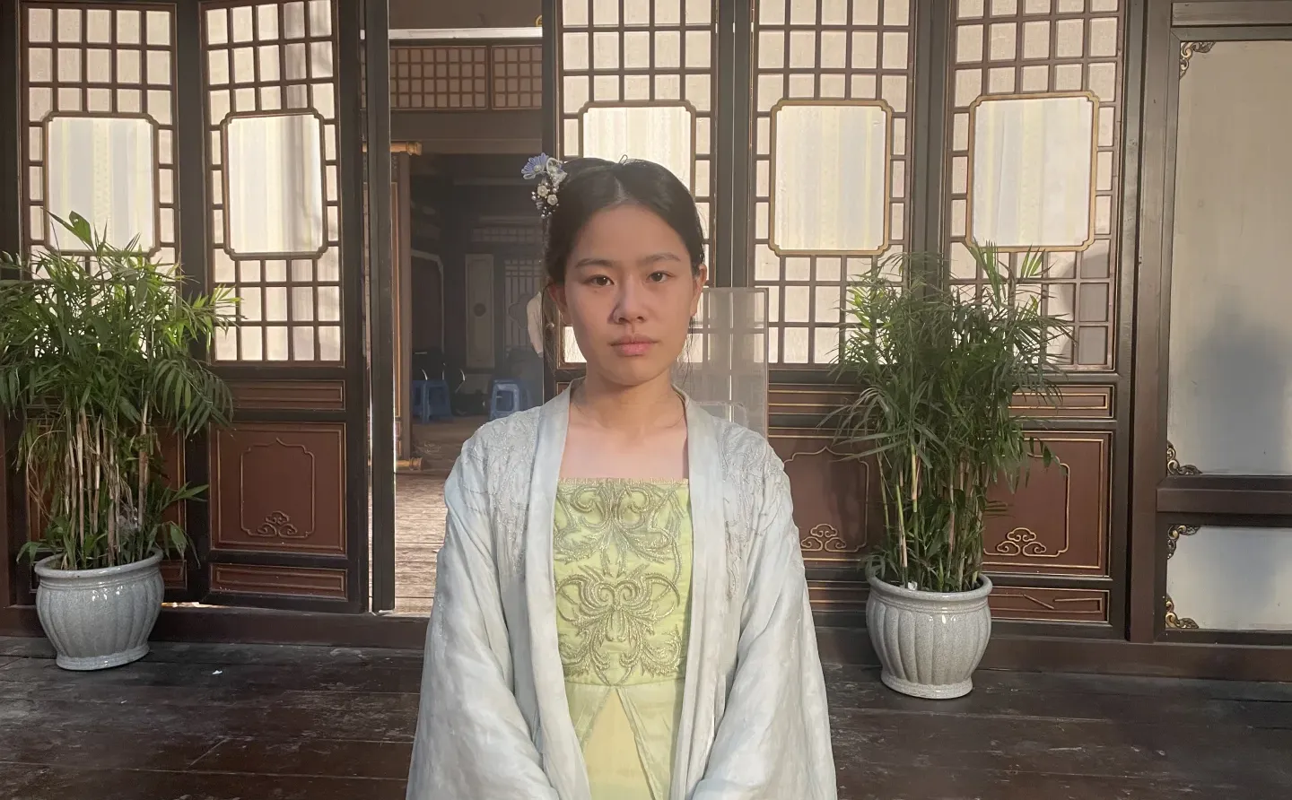 去拍短剧，被拉到古代追星