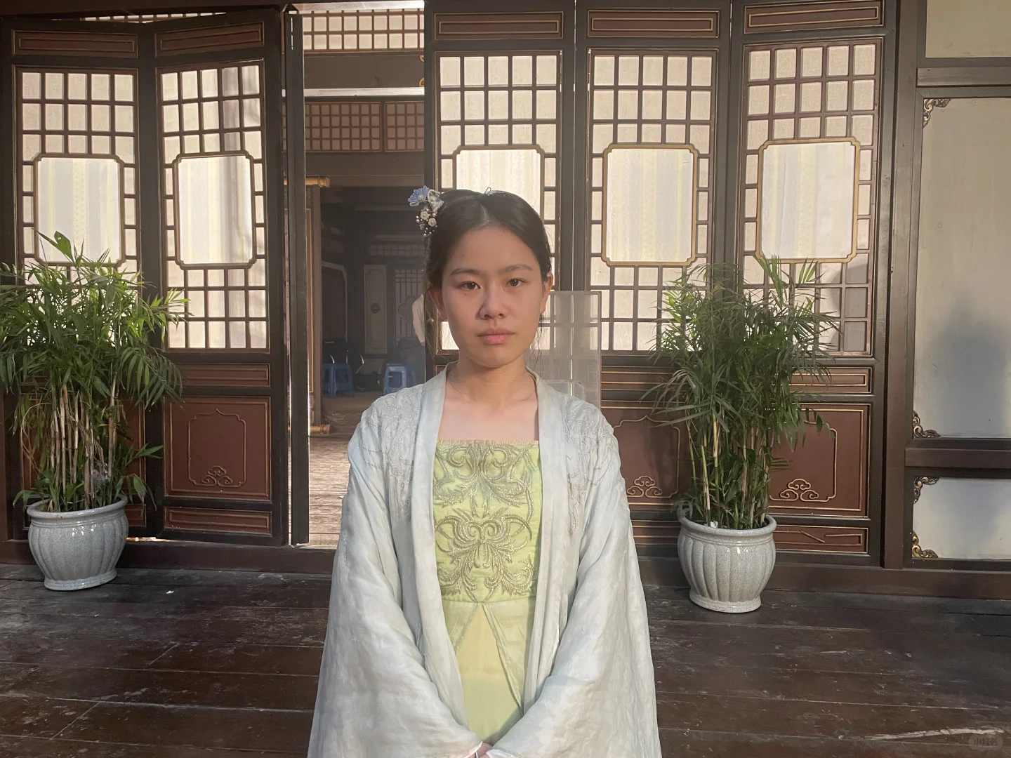 去拍短剧，被拉到古代追星