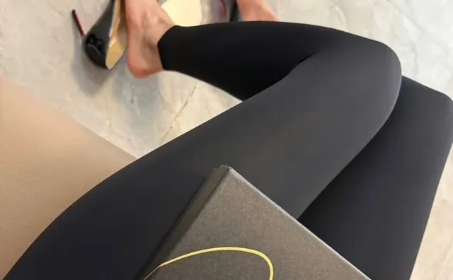 瑜伽裤配高跟鞋😂..有人这样搭配嘛……