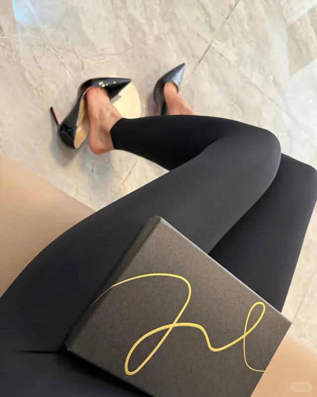 瑜伽裤配高跟鞋😂..有人这样搭配嘛……