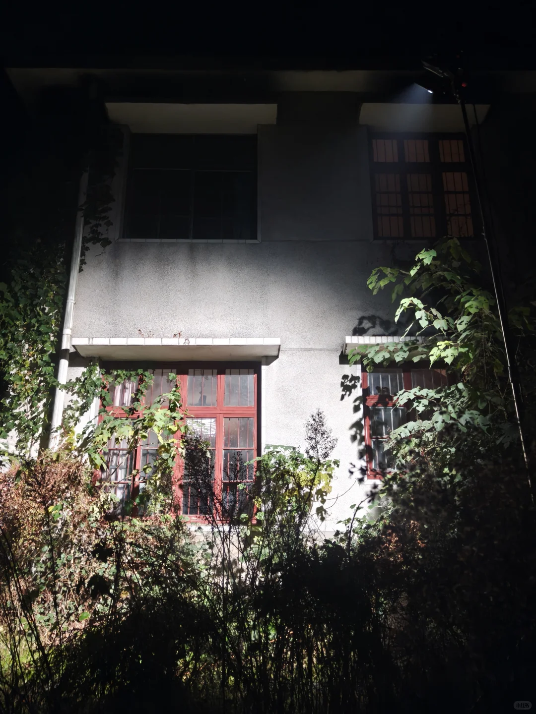 剧组又在长沙这个农村小院拍夜戏啦~