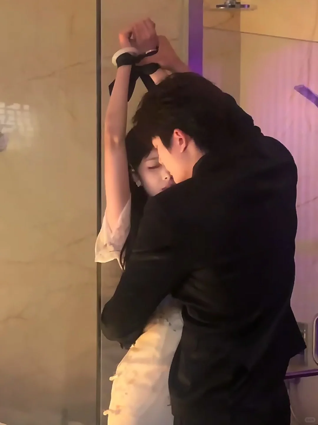 她是他亲手养大的玫瑰，也是夜夜沉沦的禁忌