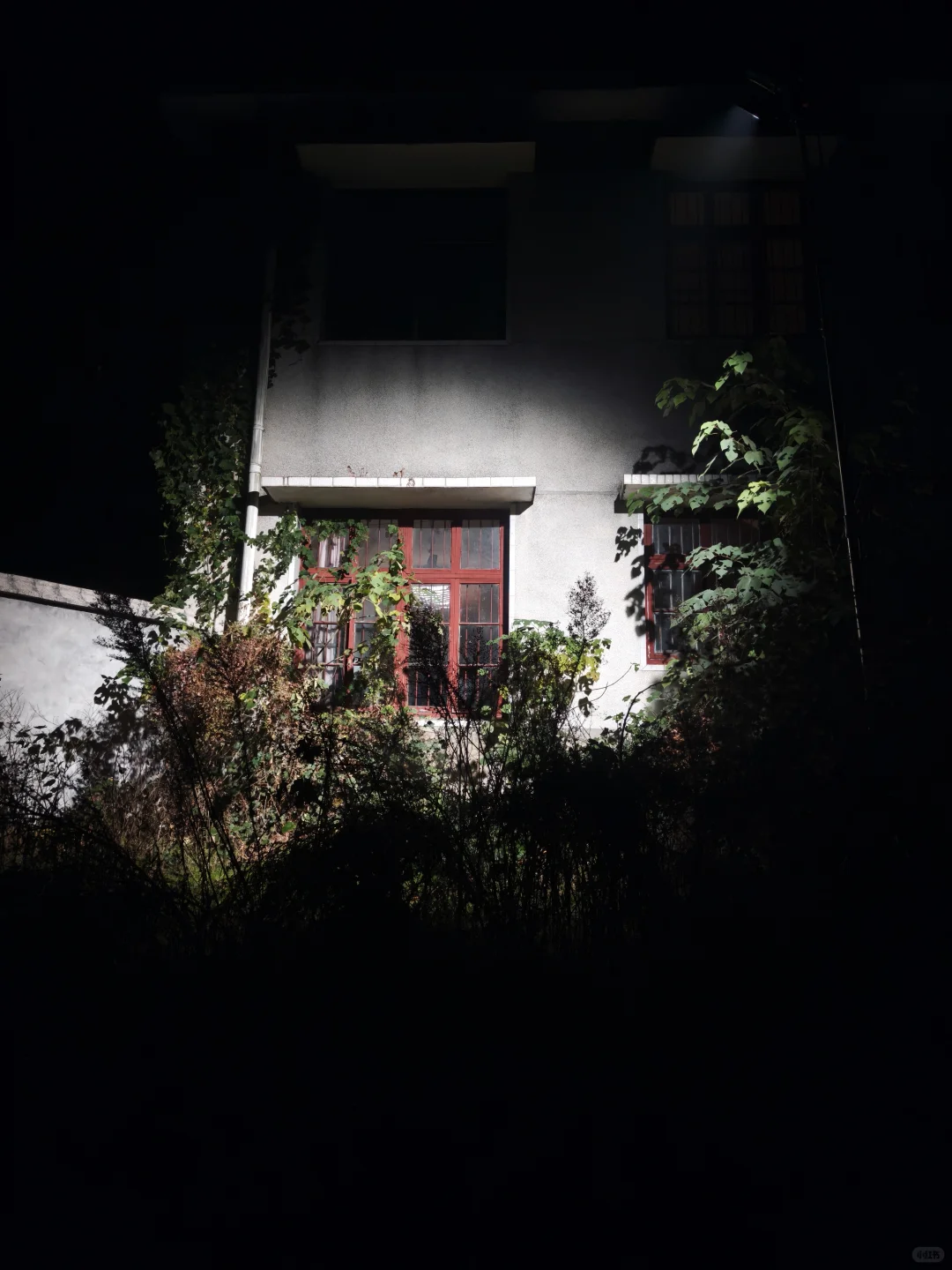 剧组又在长沙这个农村小院拍夜戏啦~