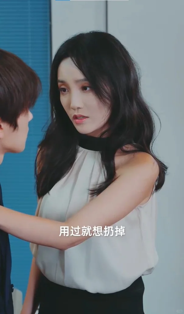 对视是人类不带欲望的接吻，对你除外