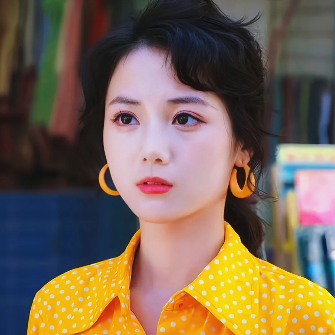 年代短剧女主的复古港风穿搭