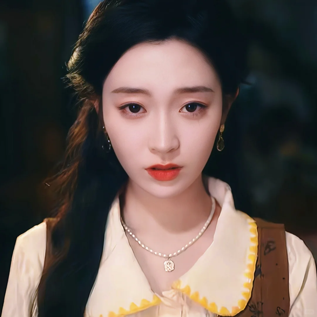 年代短剧女主的复古港风穿搭